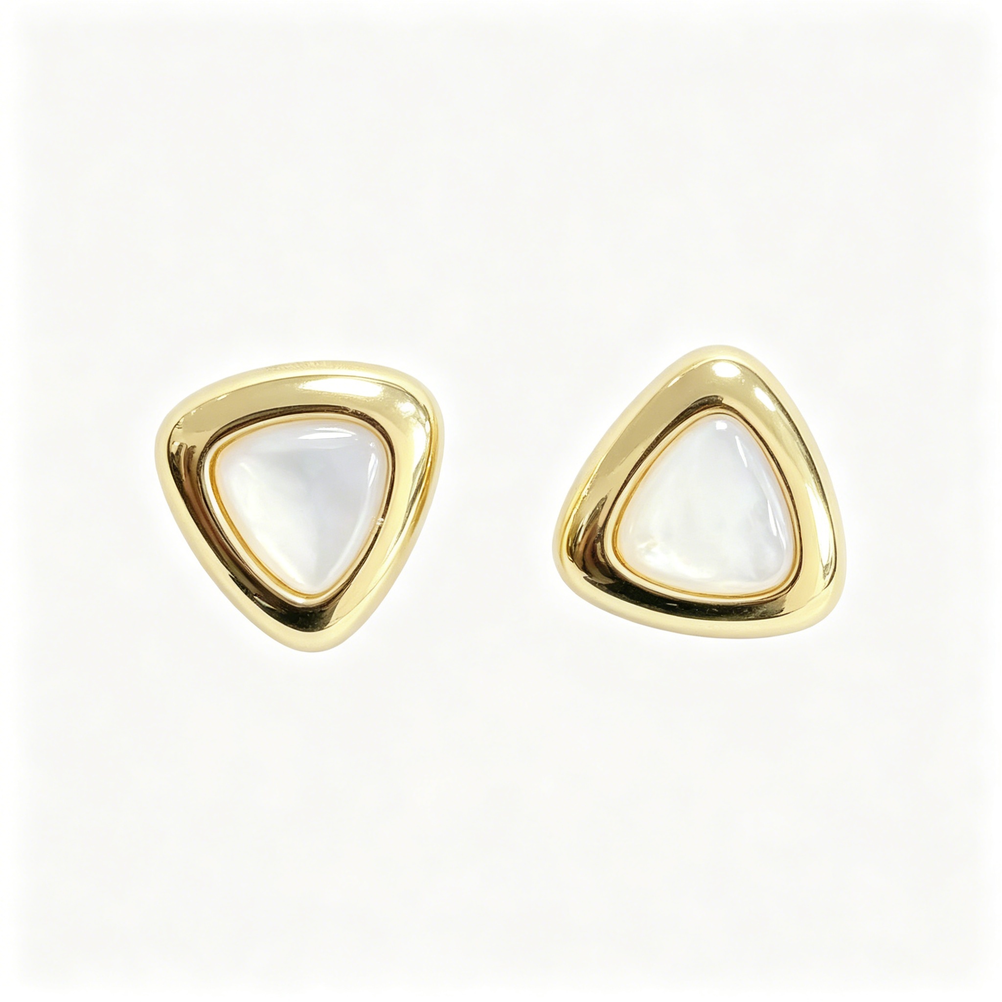 Rounded Triangle Mother of Pearl Stud Earrings - 图片 3