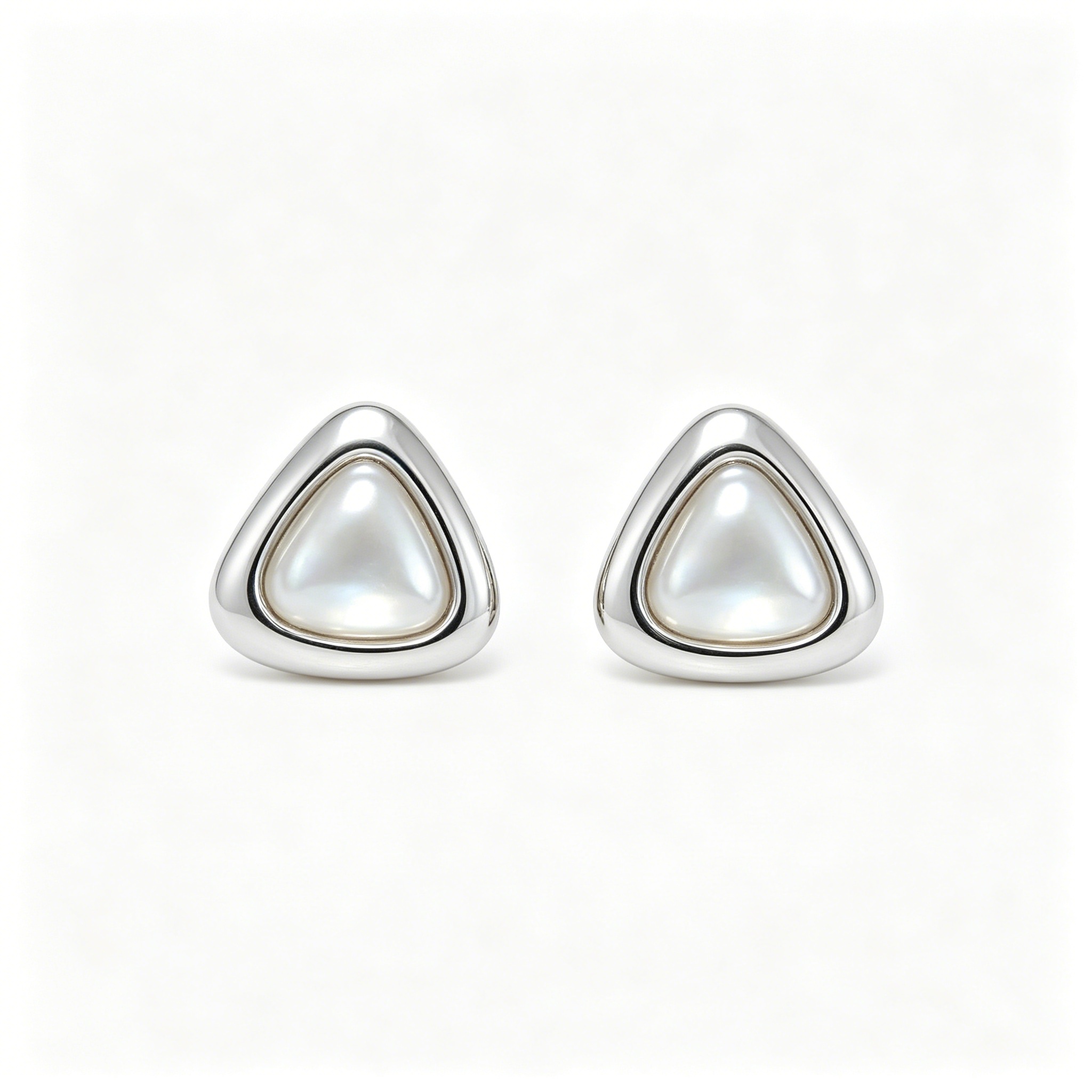 Rounded Triangle Mother of Pearl Stud Earrings - 图片 4