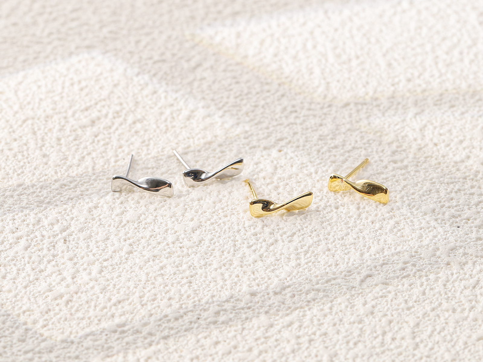 Minimalist Twisted Curve Metal Stud Earrings - 图片 2