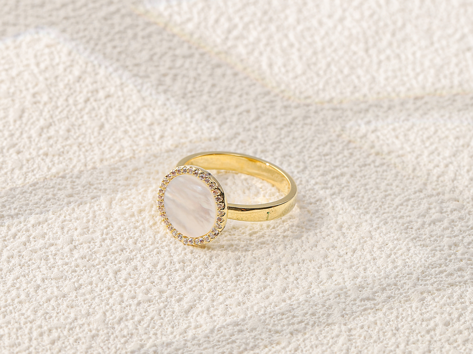 Gold Tone Round Micro Pave Cubic Zirconia Bezel Ring - 图片 2