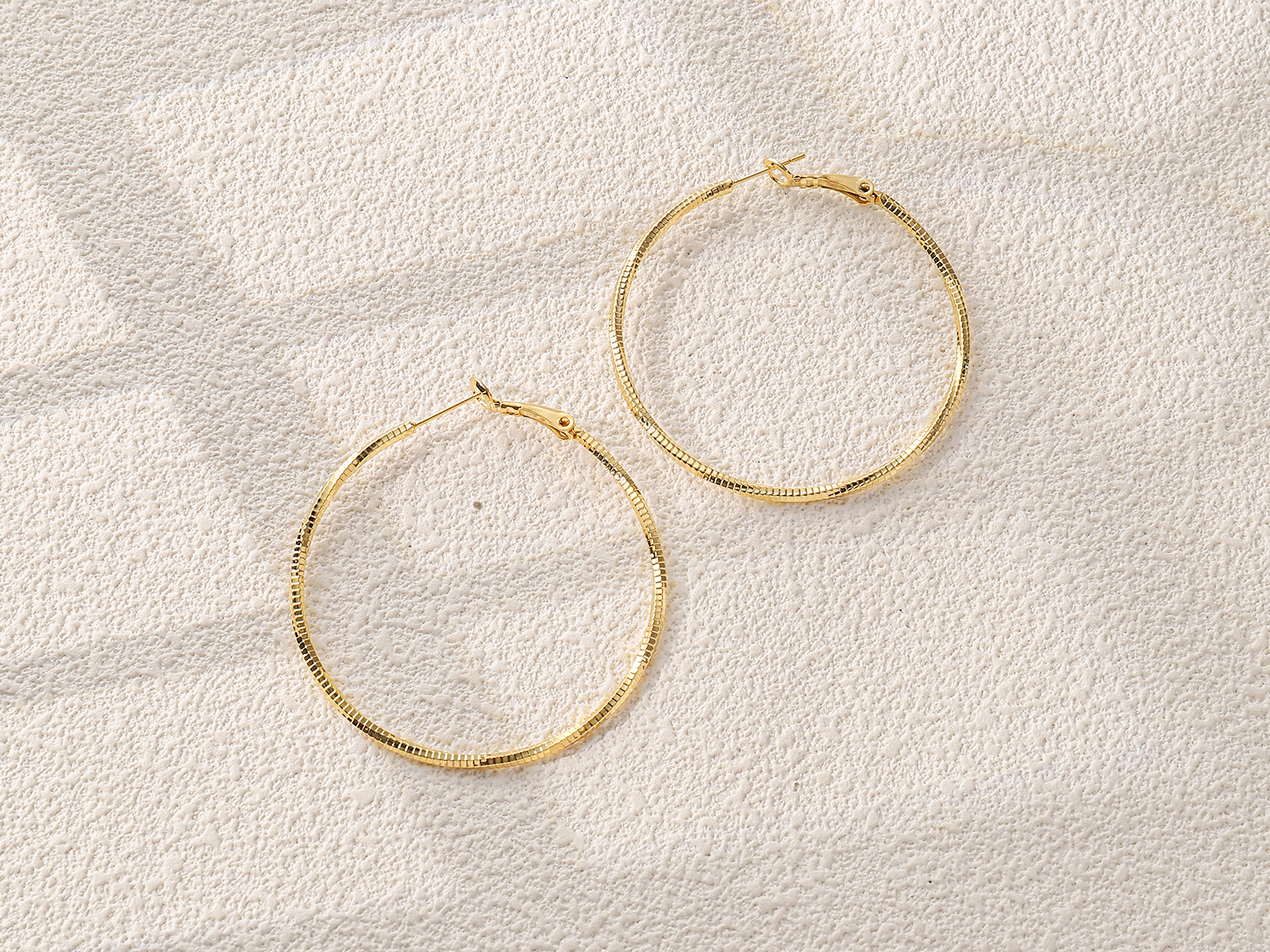 Thin Snake Texture Gold Large Hoop Earrings - 图片 2