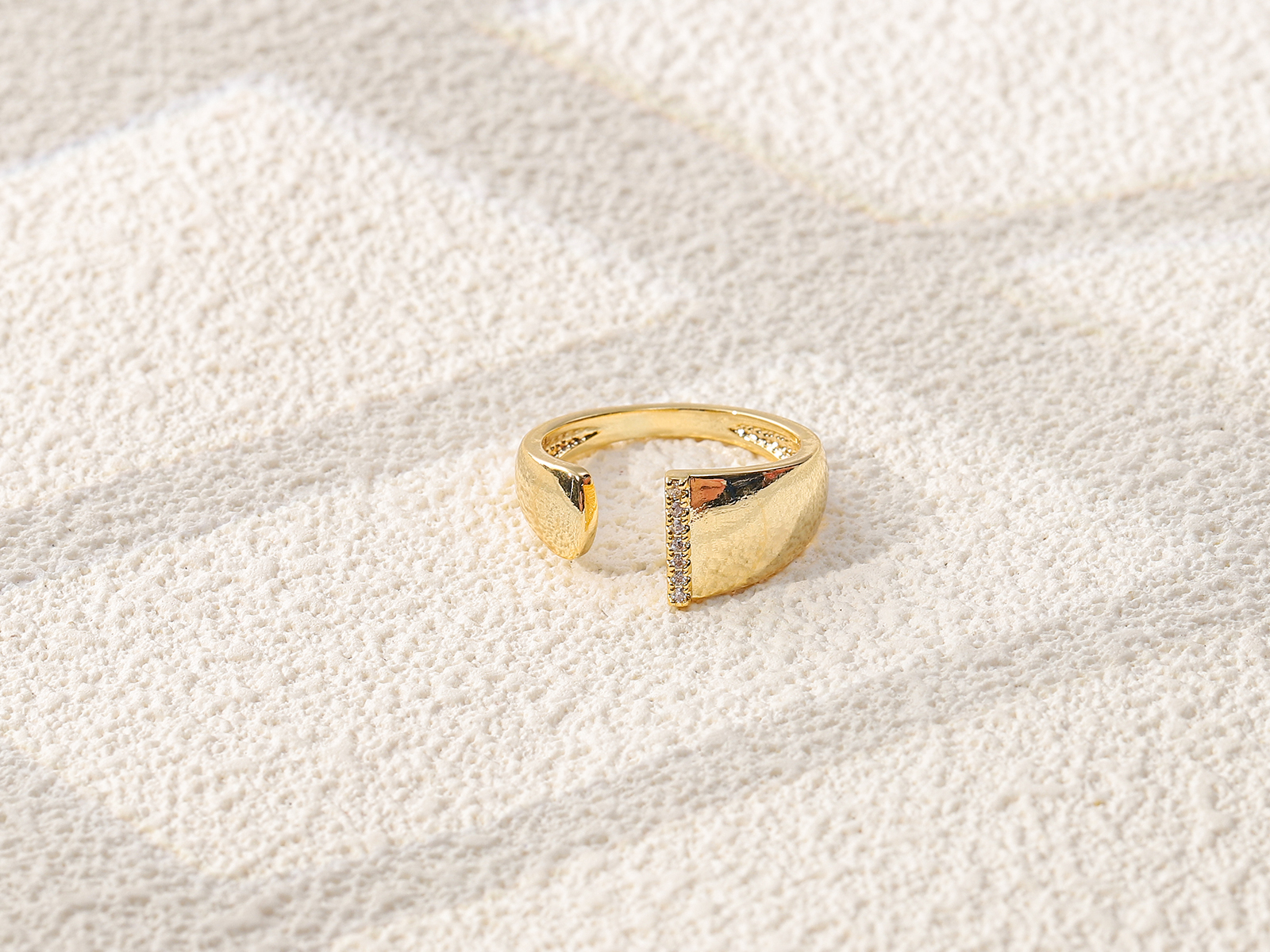 Gold Open Cuff Ring With Micro Pave Zircon Inlay - 图片 2